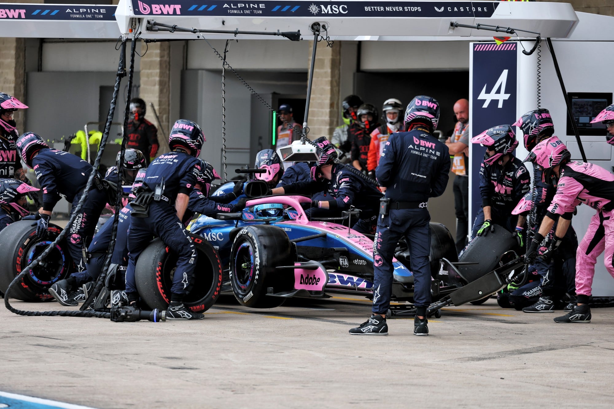 Pierre Gasly (FRA) Alpine F1 Team A526 makes a pit stop.