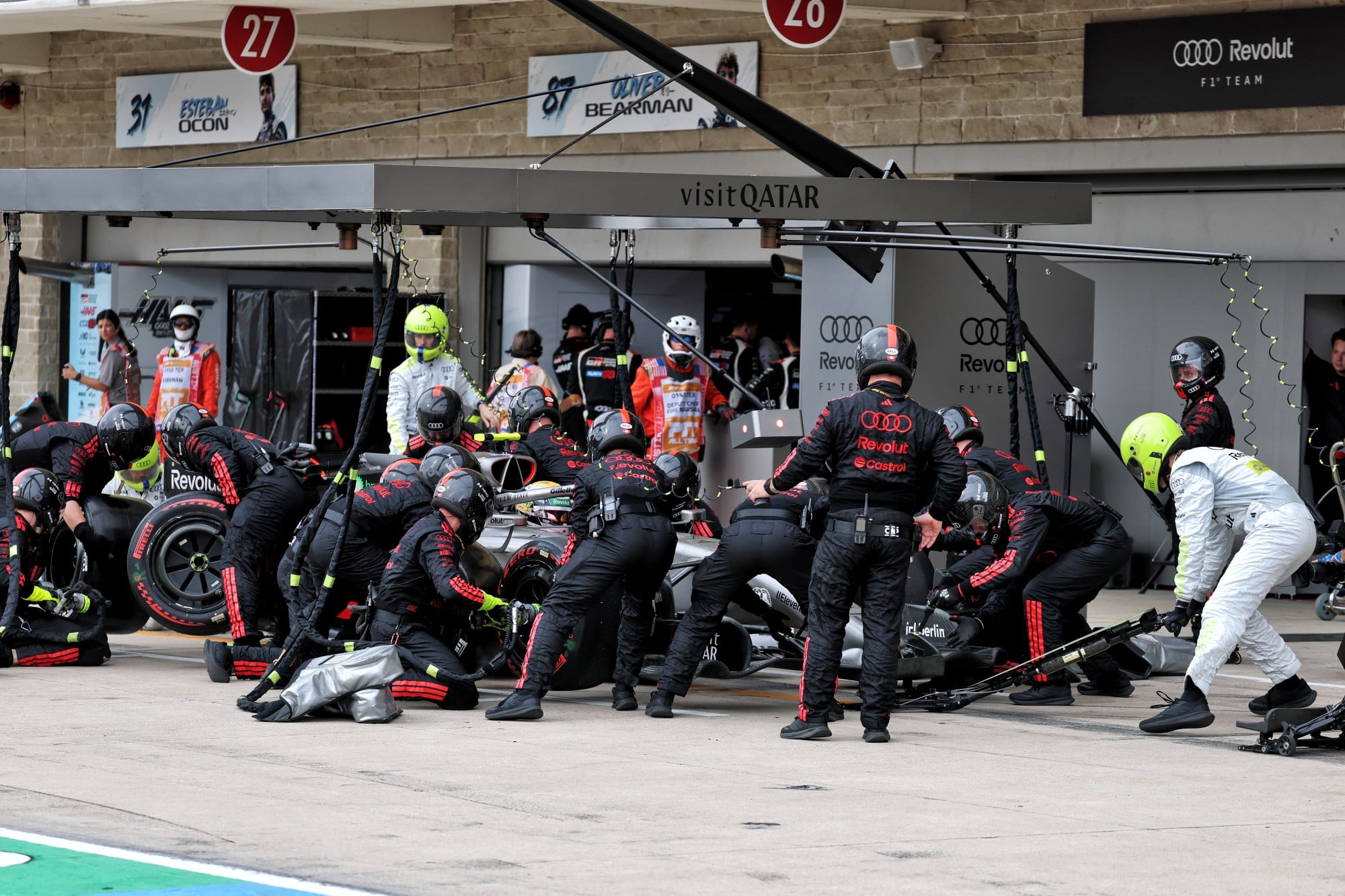 Gabriel Bortoleto (BRA) Audi F1 Team R26 makes a pit stop.
