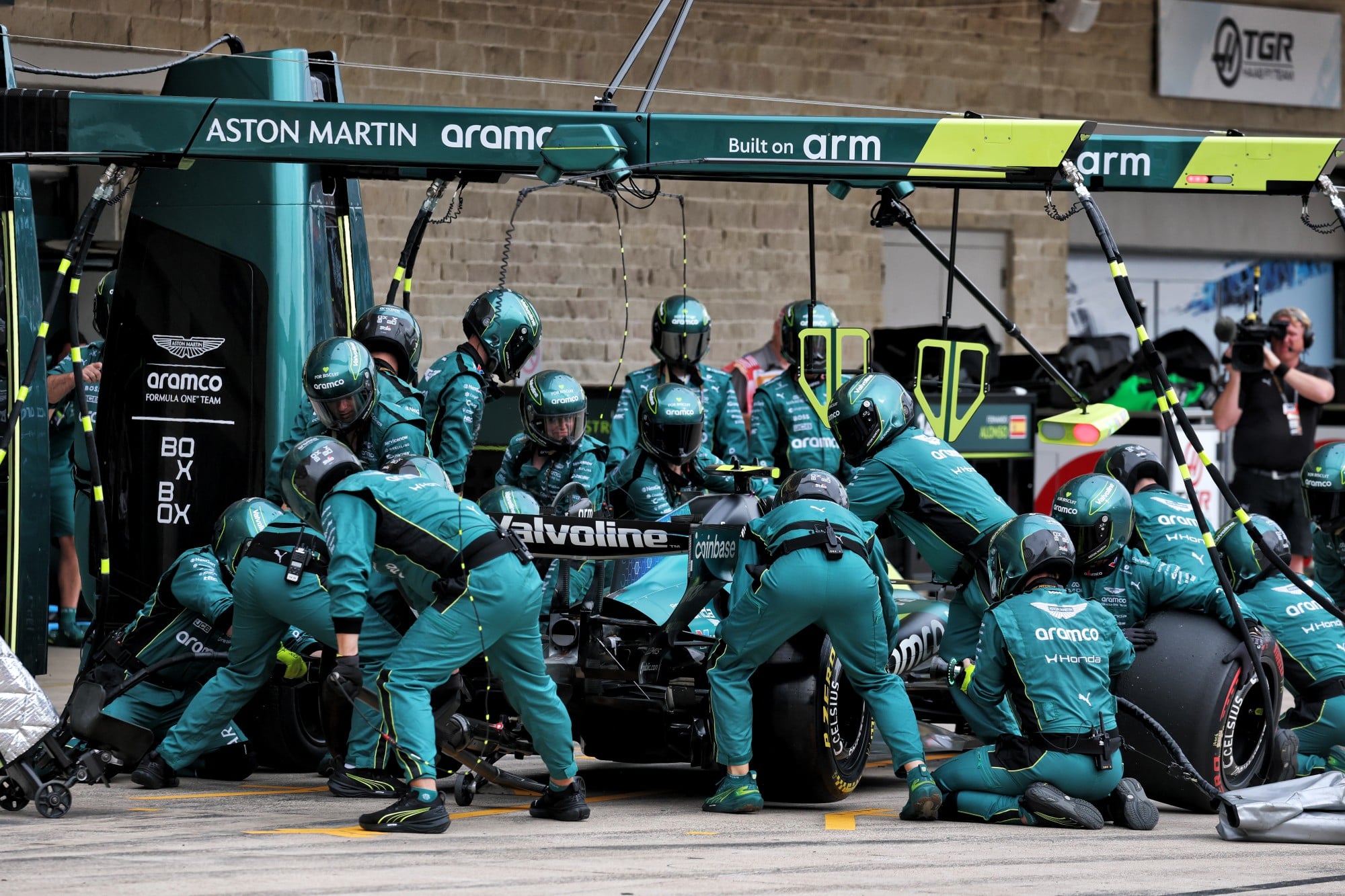 Fernando Alonso (ESP) Aston Martin F1 Team AMR26 makes a pit stop.