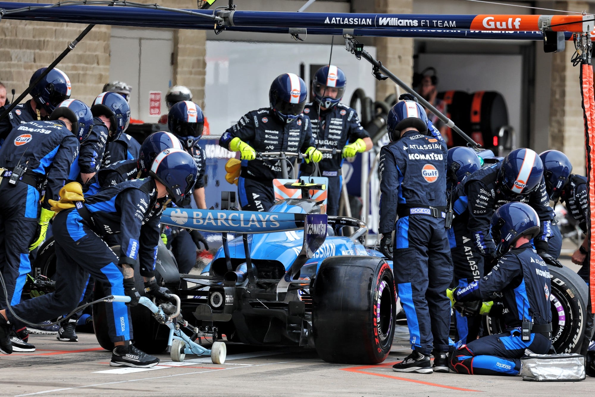 Carlos Sainz (ESP) Williams F1 Team FW48 makes a pit stop.