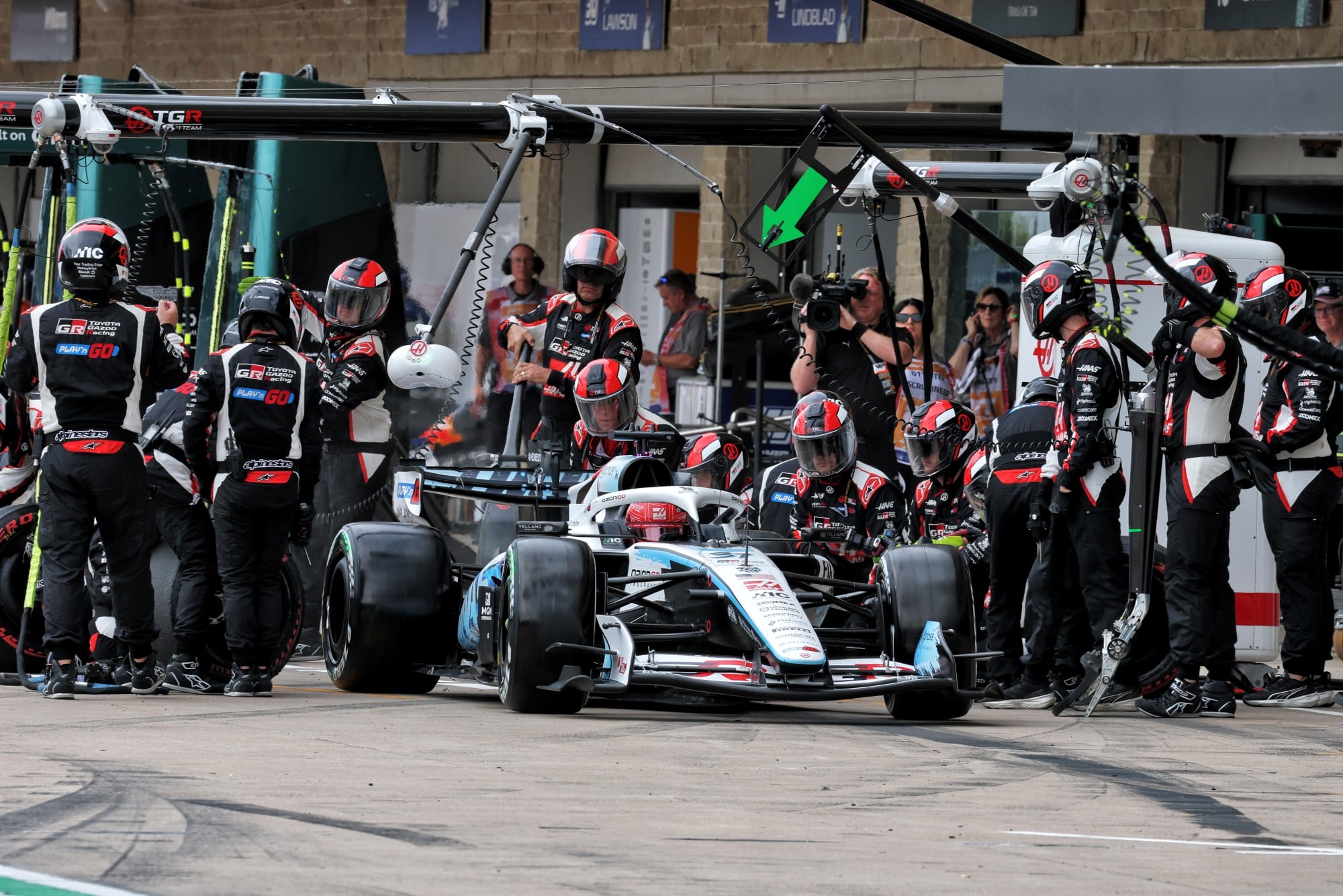 Esteban Ocon (FRA) Haas F1 Team VF-26 makes a pit stop.