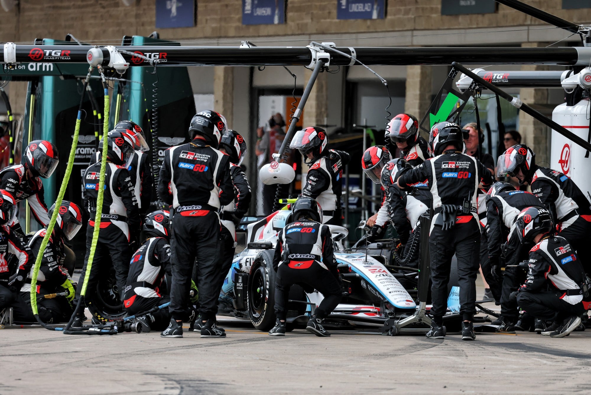 Oliver Bearman (GBR) Haas F1 Team VF-26 makes a pit stop.