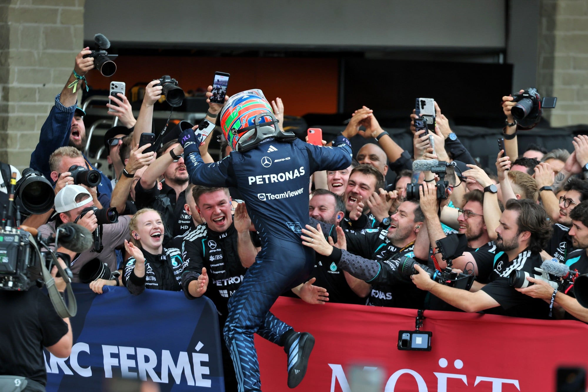 Race winner Andrea Kimi Antonelli (ITA) Mercedes AMG Formula One Team celebrates in parc ferme with the team.