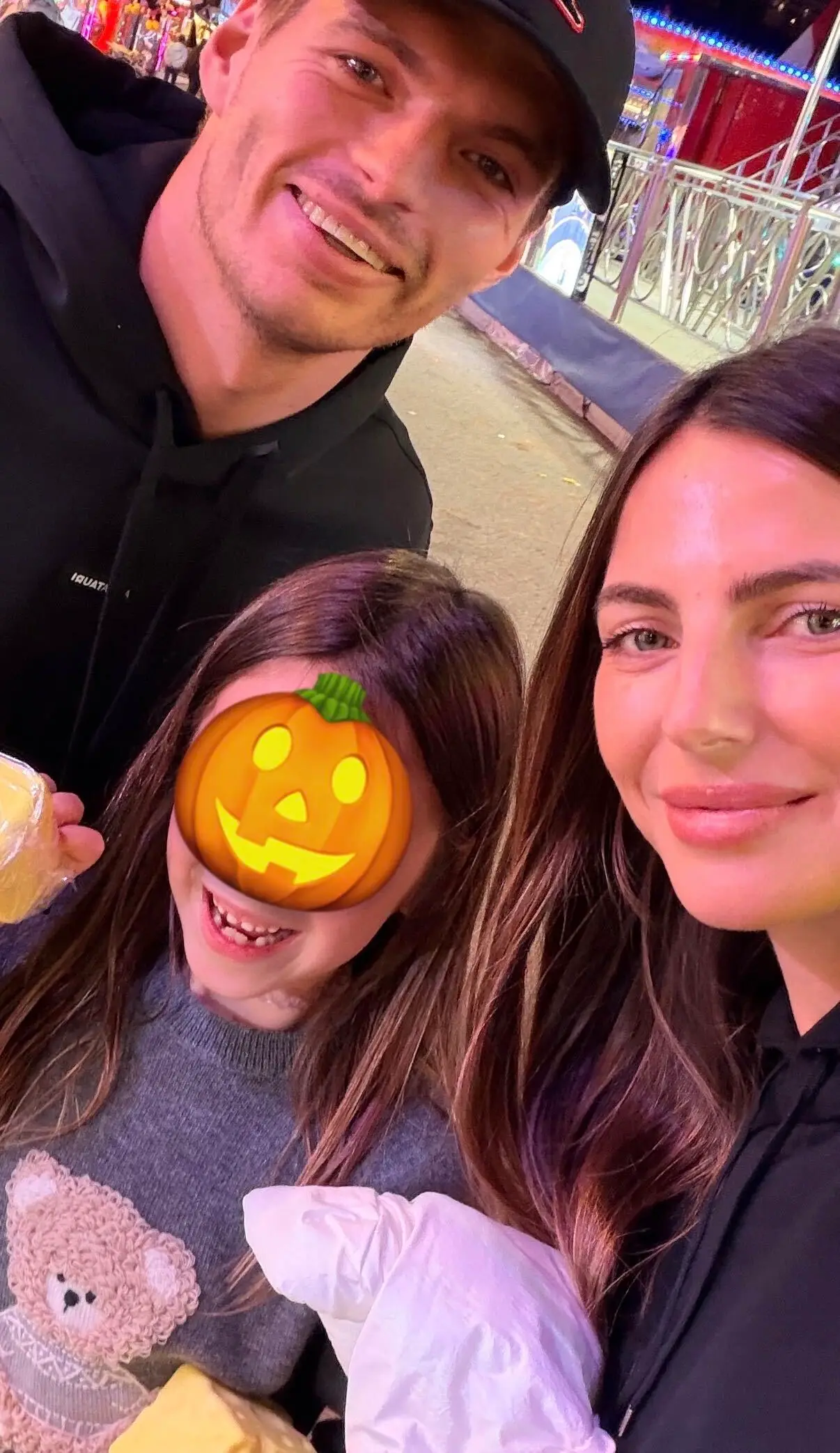 F1: Kelly Piquet compartilha imagens com Verstappen e Penélope em parque de terror