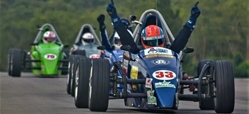 O piloto paraense Augusto Santin (#33) comemora a vitória dramática que valeu o título na Elite 2 da Copa ECPA F/Promo Racing de Fórmula Vee