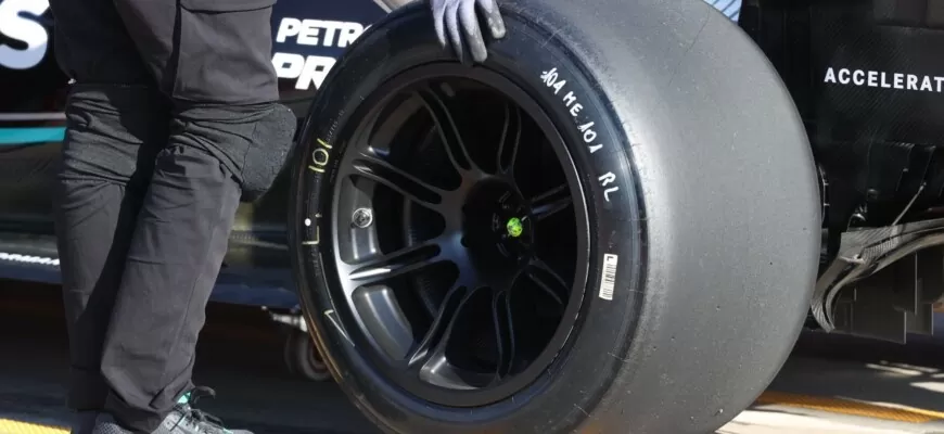 Lewis Hamilton - teste dos pneus Pirelli de 2022 - Ímola