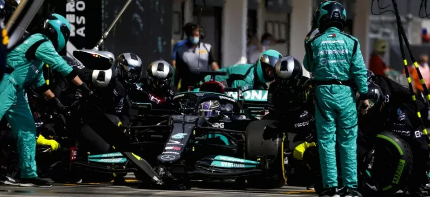 Mercedes pit stop - F1