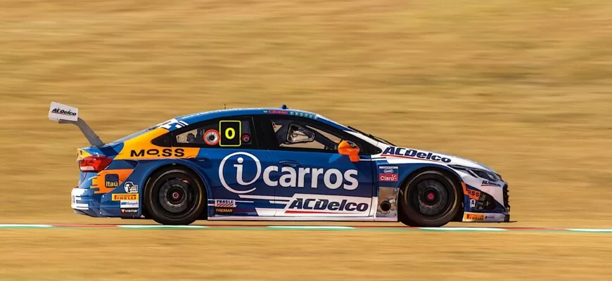 Cacá Bueno acelera em casa com a equipe iCarros ACDelco Crown Racing no Velocitta