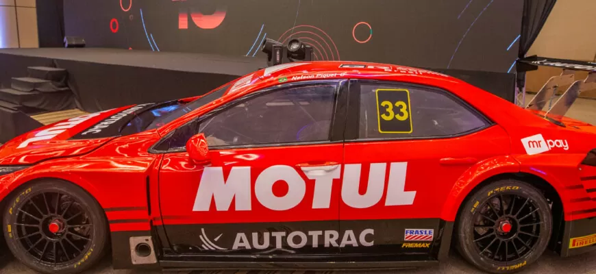 Em nova equipe, Nelsinho Piquet apresenta o layout do carro para a temporada 2022 da Stock Car