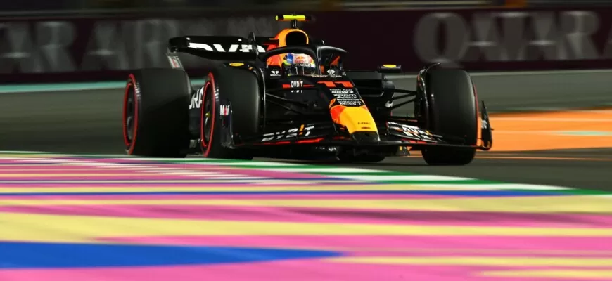 Pérez faz valer pole-position e vence GP da Arábia Saudita da F1. Verstappen escala e é 2º