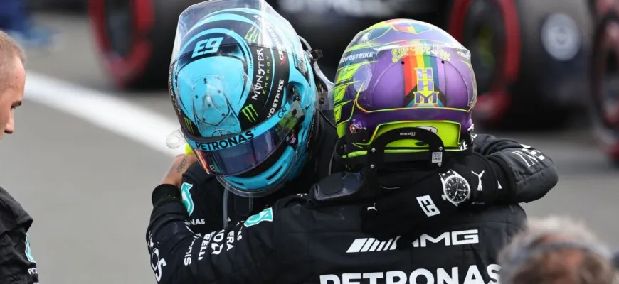F1: Mesmo com mudança para Ferrari Hamilton terá igualdade na Mercedes, segundo Russell
