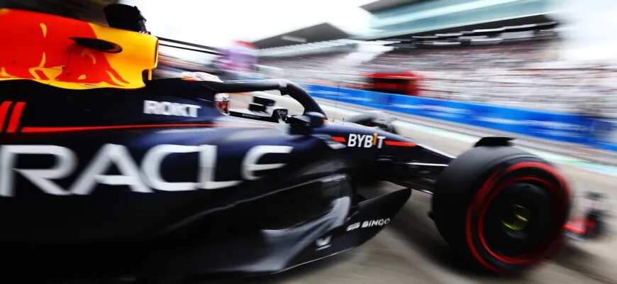 F1: Verstappen lidera segundo treino encerrado com bandeira vermelha no Japão