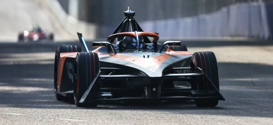 Em São Paulo, Bird passa na última volta para conquistar a primeira vitória da McLaren