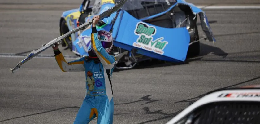 NASCAR: Joey Gase lança para-choque em rival após colisão em Richmond