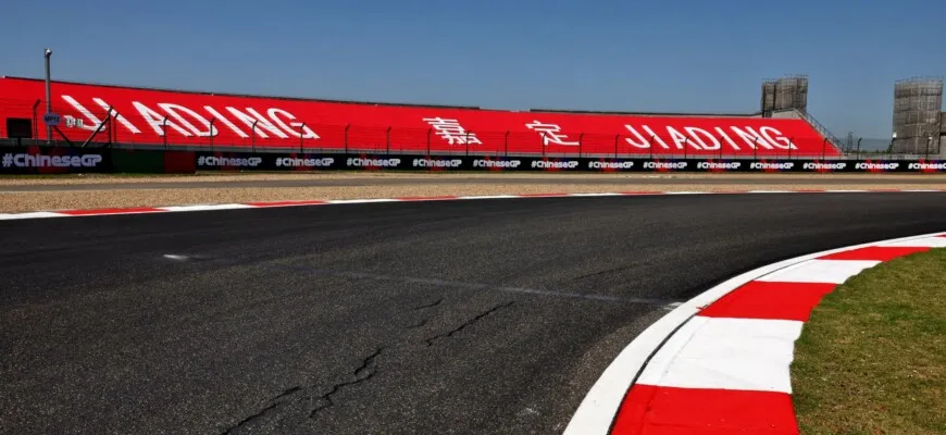 F1: Incêndio na pista interrompe treino livre no GP da China